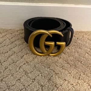 Thick black leather Gucci belt with gold buckle. Size: 90